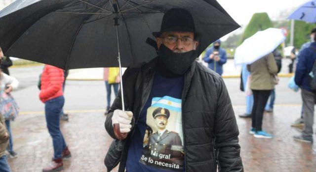 Los Anticuarentena marcharon en el Obelisco con fotos de Videla y ...